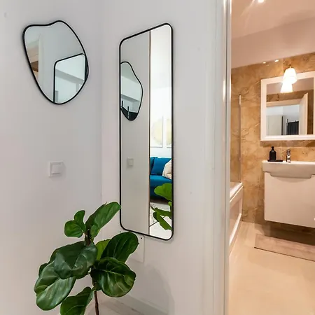 Apartment Address 811b2 *