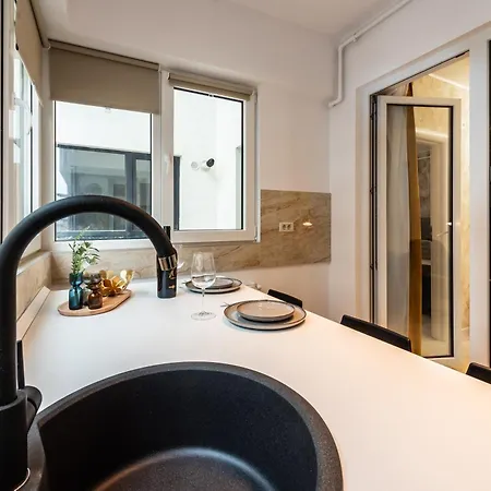 Address 811 B2 * Bucarest